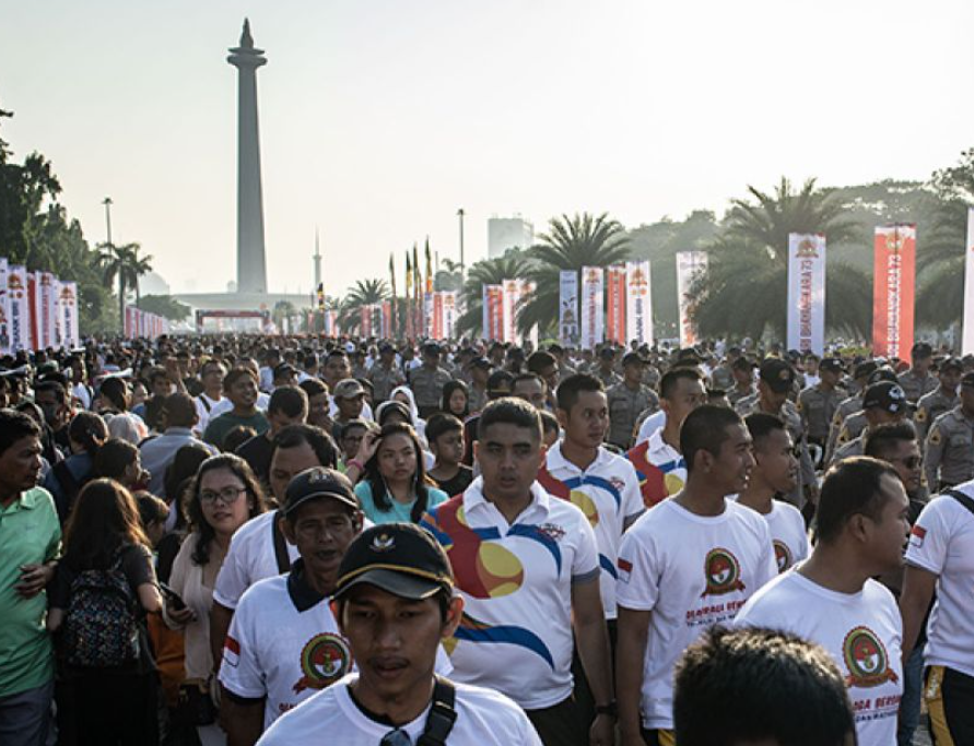 ribuan-rakyat-serbu-monas-untuk-hut-bhayangkara