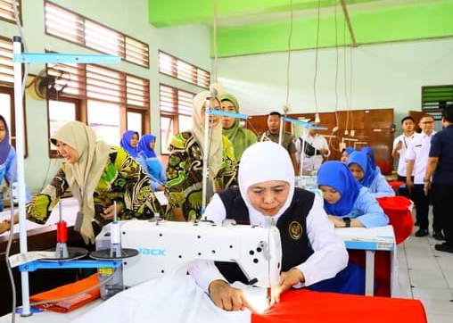 gubernur-khofifah-jahit-bendera-ri-dengan-ribuan-pelajar