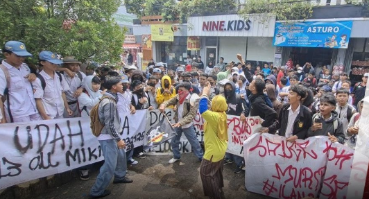 guru-lecehkan-siswi-smp-negeri-ini-memicu-demo-di-bekasi