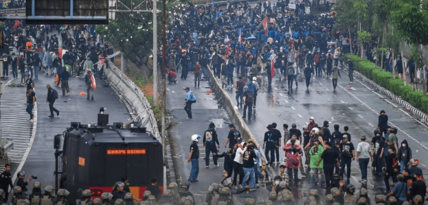 demo-polda-metro-memanas-sampai-melepas-molotov