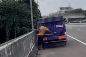 Truk Buang Bekas Tinja ke Sungai Ciliwung