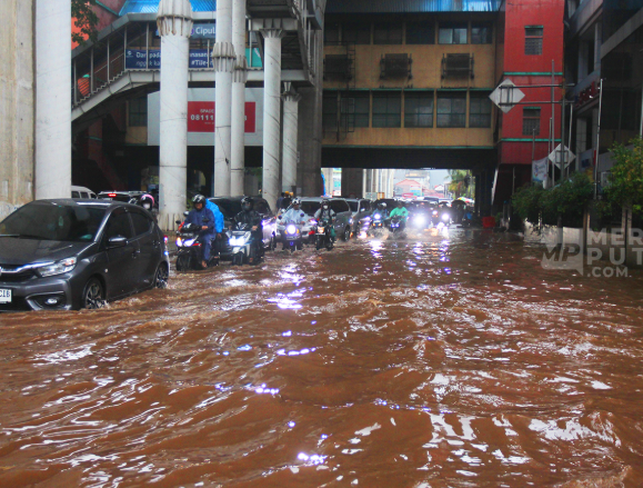 banjir-genangi-total-4-rt-di-daerah-jaksel
