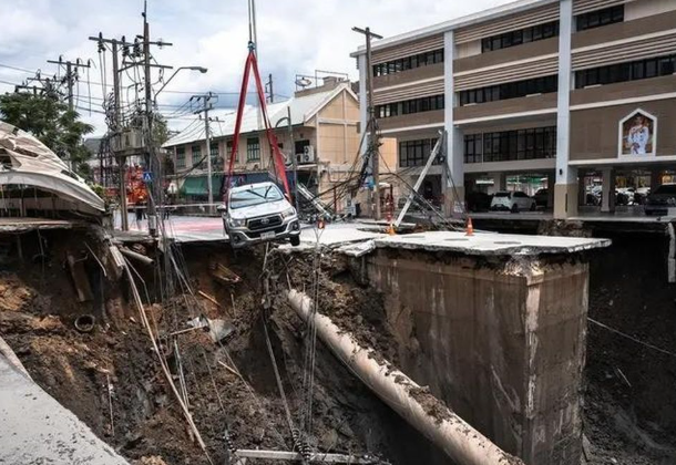 sinkhole-raksasa-tiba-tiba-muncul-di-bangkok