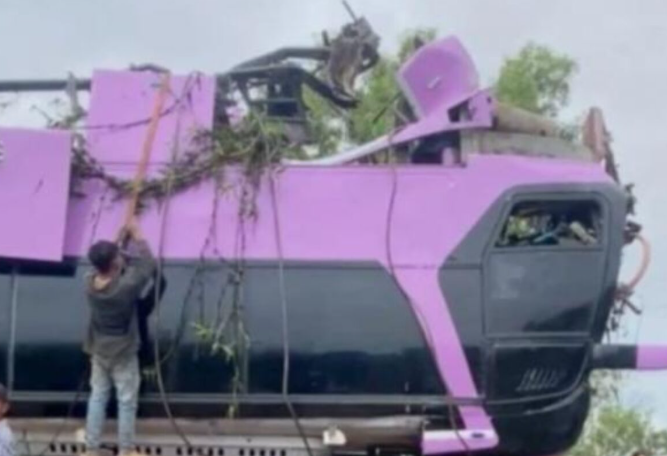 sebuah-bus-jatuh-di-sungai-kamboja-13-orang-tewas-10-hilang