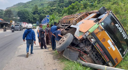 truk-pengangkat-sampah-kejeblos-di-jalan-meranti