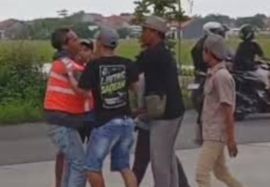 jukir-di-daerah-brebes-diamuk-oleh-massa