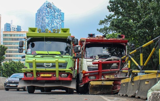 sebuah-truk-menghantam-pembatas-di-casablanca