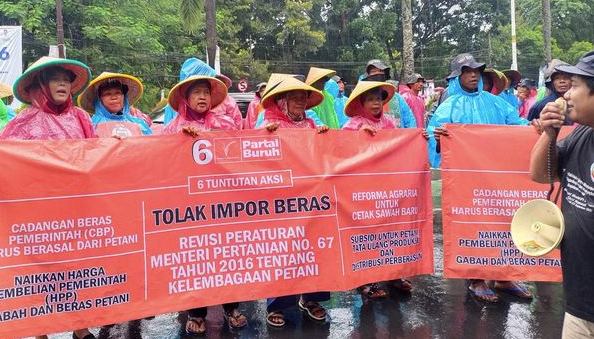 Demo Petani di Bandung Tolak Impor Beras